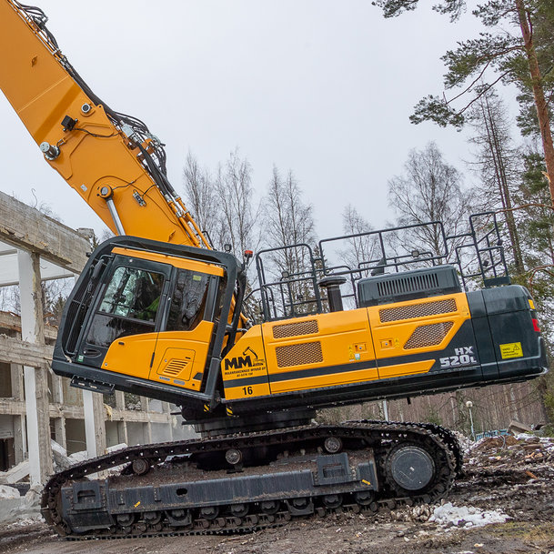 GRANDE E POTENTE L’ESCAVATORE HYUNDAI HX520L RENDE LEGGERA LA DEMOLIZIONE DI UN COLLEGE IN FINLANDIA